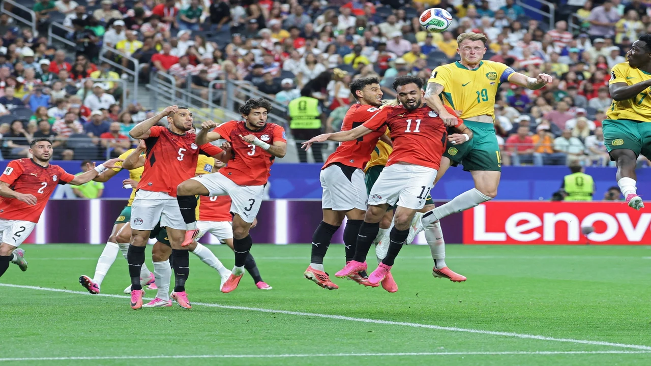 مدافع منتخب مصر يحقق رقماً تاريخياً سلبياً في المونديال